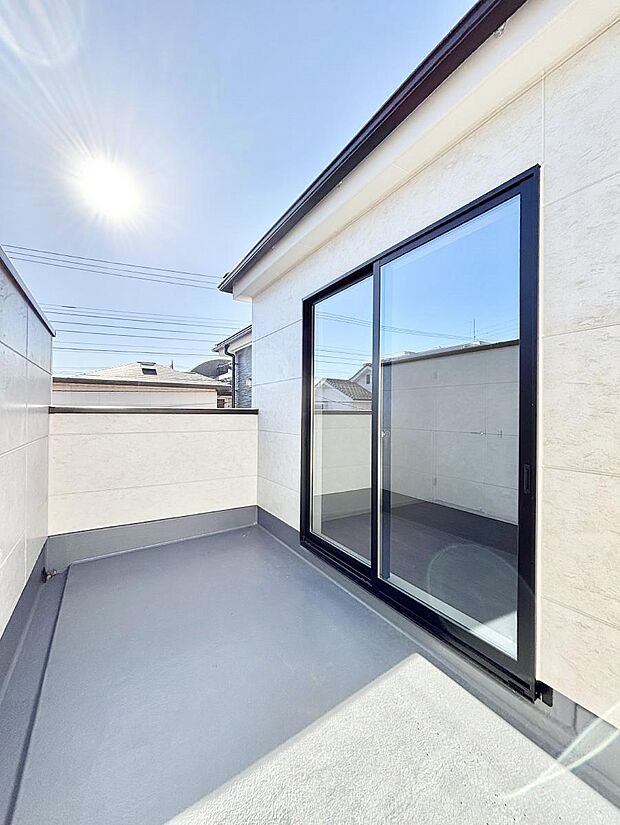 〜Balcony〜　バルコニーは温かい陽がさしこみ、お布団や洗濯物を気持ちよく干すことができます。  使いやすく開放的なバルコニーです♪陽ざしがたっぷり降り注ぐ、バルコニー付き住まい。  