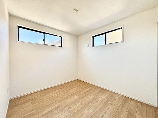 〜Bed Room〜 部屋数が多いのが戸建てのメリットです。ご家族が増えたことで手狭に感じていた住まいも戸建てでは各居室プライバシーを保つことができます。住まいにゆとりが生まれ心もリラックスできます♪