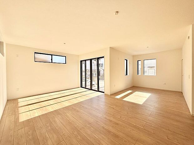 〜Living〜 飽きの来ないシンプルでおしゃれなLDK。大きな窓から日差しが差し込むので室内も明るく、家族の憩いの場としてピッタリです。開放感と日当たりの良さを是非ご覧ください!