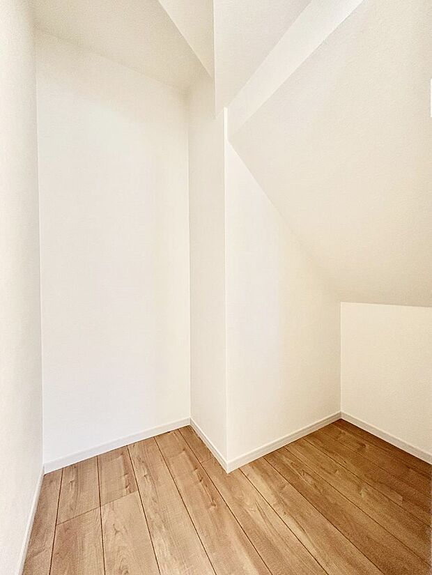 〜Walk-in Closet〜 必要なものやコーディネートを一覧して確認でき、身支度や準備が短時間で済むウォークインクローゼットを設置しました。家の中をすっきりとさせる便利な収納スペースです。