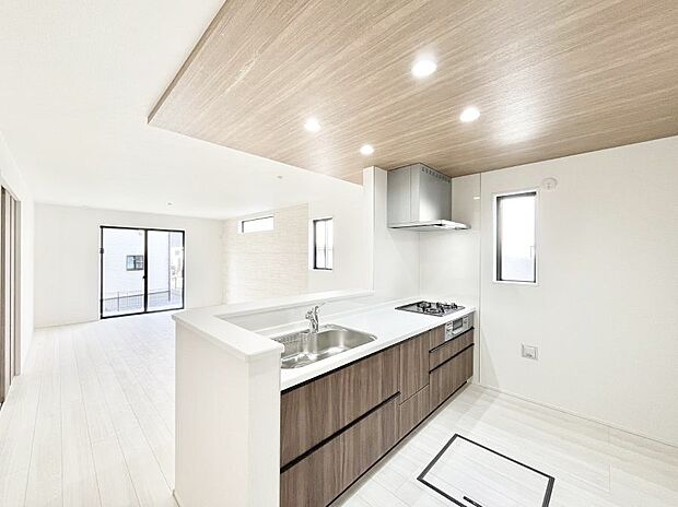 爽やかな風が通り抜けるキッチン。窓があるので明るく換気にも役立ちます。