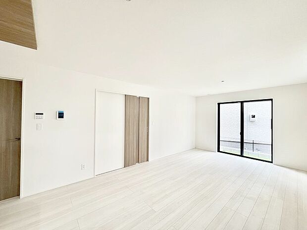 家族の笑顔が自然と生まれてくる、そんな雰囲気のダイニングに仕上がっています。