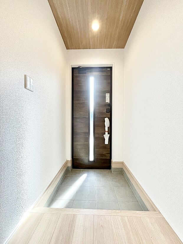 ガラススリットの入った玄関ドアが室内に光を届けてくれます