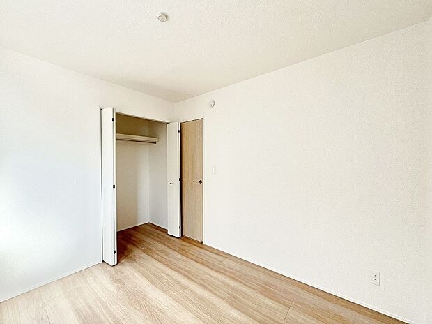 お子さまのお部屋としても!衣類の整理整頓に便利なクローゼット付きの洋室。