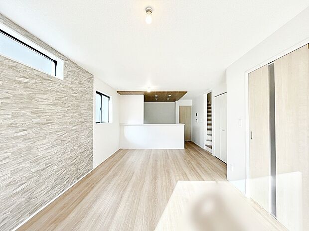 アクセントクロスがお洒落なダイニング。家族でのんびりくつろげる広々スペース。