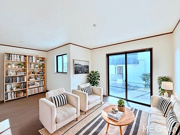 ~Living~ 家族の会話や笑顔が行き交うリビングです。子供が走ってる姿を見ながら、大きなソファやダイニングテーブルでゆったり食事をしたりくつろぎたい♪そんな夢が叶えられる空間です!※家具はCGです