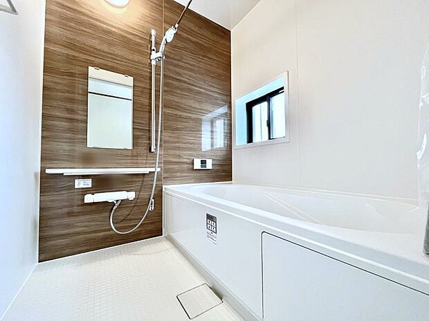 〜Bath Room〜 ゆったりと足を伸ばして入浴することが可能!一日の疲れを癒す貴重なバスタイムです。お子様とご一緒でも十分な広さなので、リビングとは違った家族団欒のひと時をお楽しみいただけます。