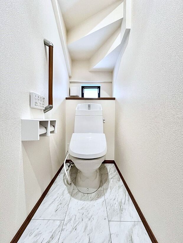 ～Toilet～　綺麗・スッキリ・快適なウォシュレット付トイレでくつろげる空間です。採光もあり明るく、快適空間となっております♪毎日使う場所だからこその配慮です！