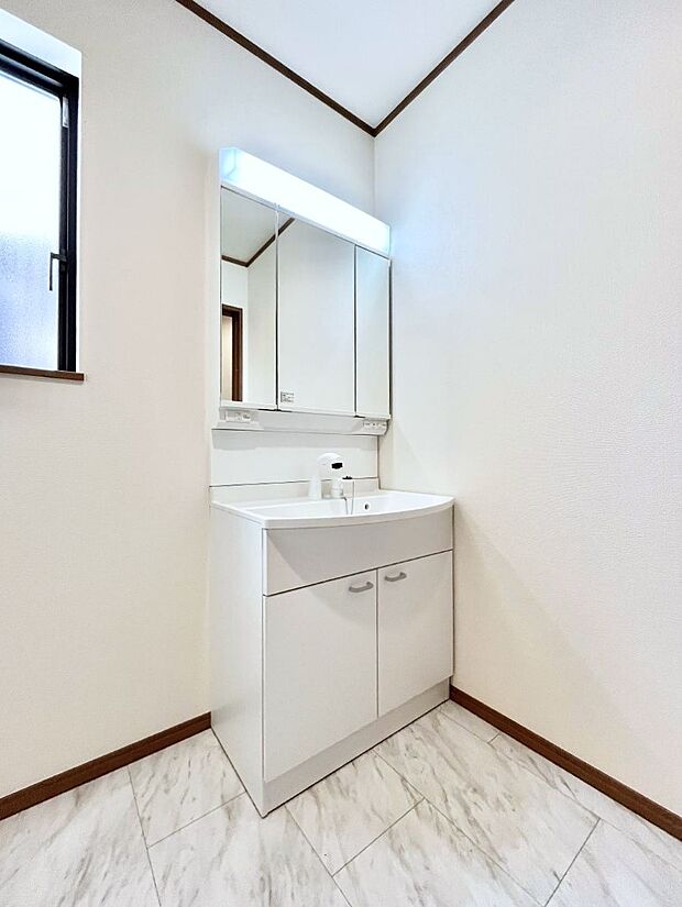 ～Dressing Room～　十分な大きさの洗面台は収納もさる事ながら、身だしなみチェックや歯磨きなど、朝の慌ただしい時間でもホテルライクなスペースで余裕とゆとりを感じて頂けます。