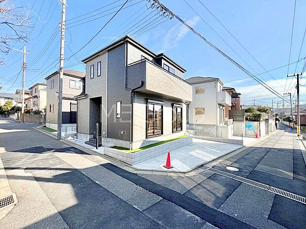 ~Exterior~ 前面道路: 住宅地になっているので車量も少なく、静かな立地です。子育て環境も良好です♪♪周辺環境もあわせてご案内させて頂きます。お気軽にお問い合わせください。