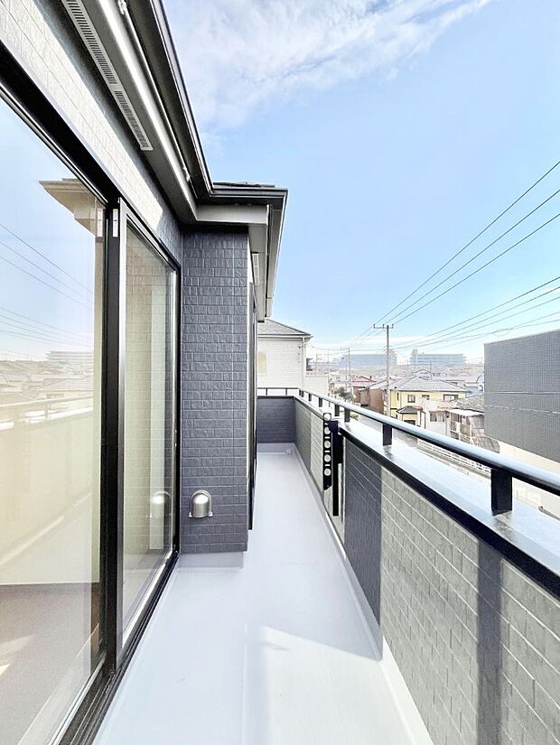 〜Balcony〜  バルコニーは温かい陽がさしこみ、お布団や洗濯物を気持ちよく干すことができます。  使いやすく開放的なバルコニーです♪陽ざしがたっぷり降り注ぐ、バルコニー付き住まい。  