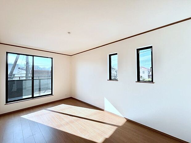 ~Bed Room~ 部屋数が多いのが戸建てのメリットです。ご家族が増えたことで手狭に感じていた住まいも戸建てでは各居室プライバシーを保つことができます。住まいにゆとりが生まれ心もリラックスできます♪