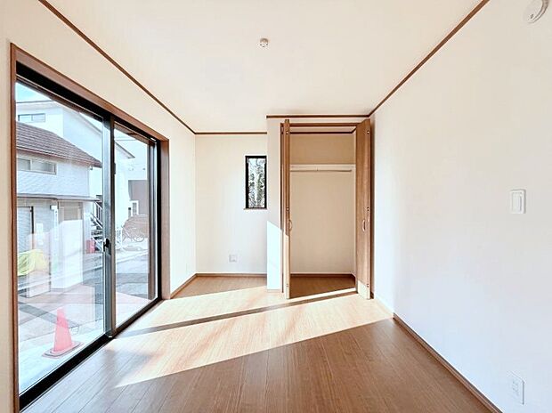 ～Bed Room～  全居室には収納クローゼットを完備！普段使いのお洋服や小物はもちろん、季節物のお洋服などもしっかりと整理整頓おしまい頂けます。  居室空間を広く使用できますね。