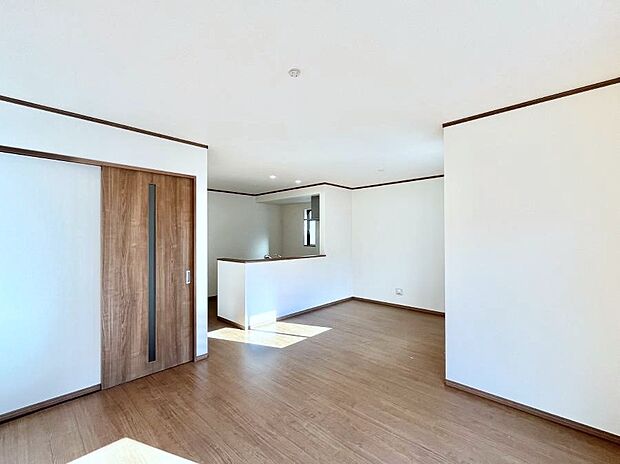 〜Living〜 家族の食事や団らんのほか、子どもを遊ばせたり、友人を招いたりするLDKは住まいの中心。長時間過ごす場所だから、その空間は住まい全体の居心地を左右します。