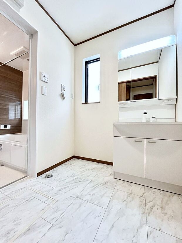 〜Dressing Room〜 暗くなりがちな洗面所も窓があると採光と換気が可能なので気持ちよくお使い頂けます。三面鏡タイプの洗面台は鏡裏収納で散らかりがちな洗面所もスッキリ♪