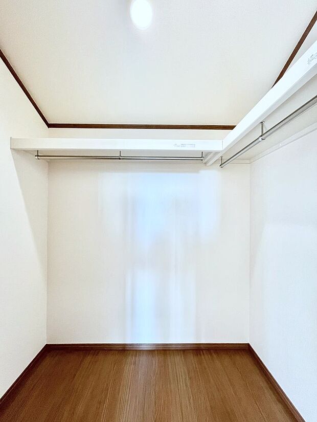〜Walk-in Closet〜　たくさんの洋服をかけてもシワになりにくいウォークインクローゼット。洋服以外にも、普段使わない家電やスーツケース、ストック品など何でも片付く嬉しい空間です。