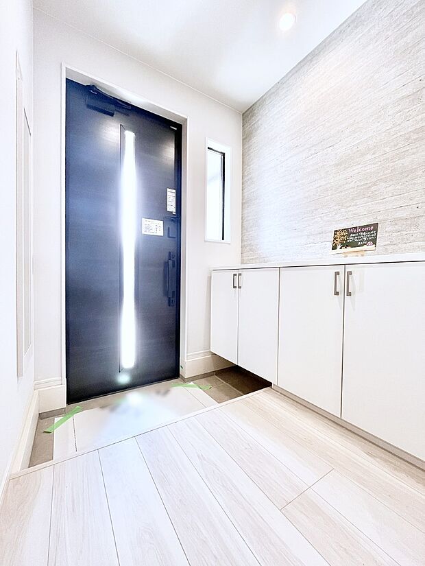 ◆1号棟◆~Entrance~ 家の中でお客様を迎える最初の場所である玄関は、家の印象そのものです!豊富な玄関収納で、常に綺麗に保つことが出来ます♪玄関にはたっぷり収納の下駄箱を完備!