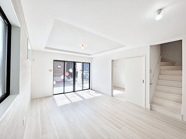 ◆1号棟◆~Living~ リビングに階段のある間取りです♪家族のコミュニケーションがスムーズに取れますね♪ゆとりある暮らしと心地よい住環境が紡ぐ贅沢な時間をご家族みんなでお過ごし下さい。