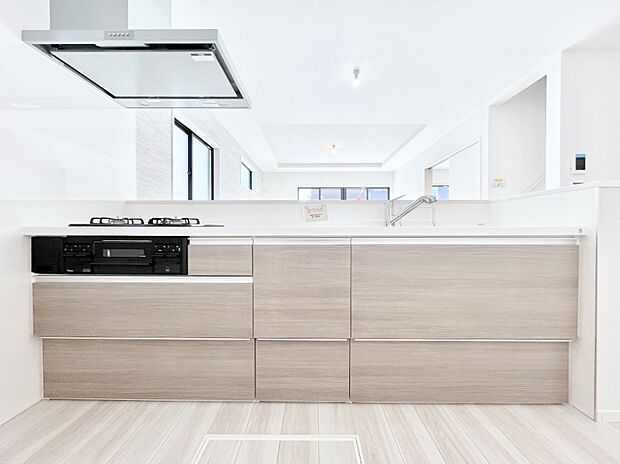 ◆1号棟◆～Kitchen～　広くて使いやすいキッチンなら家族でいっしょに料理をつくったり、後片付けも手間なくできちゃいます♪収納もたっぷりあるので、いつもすっきりと清潔な印象を保てます。