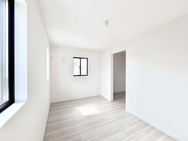 ◆1号棟◆～Bed Room～  全居室には収納クローゼットを完備！普段使いのお洋服や小物はもちろん、季節物のお洋服などもしっかりと整理整頓おしまい頂けます。  居室空間を広く使用できますね。