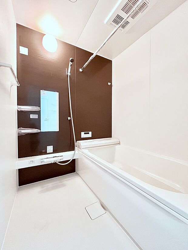 ◆1号棟◆~Bath Room~ 足を伸ばして入浴することが可能!一日の疲れを癒す貴重なバスタイムです。お子様とご一緒でも十分な広さなので、リビングとは違った家族団欒のひと時をお楽しみいただけます。