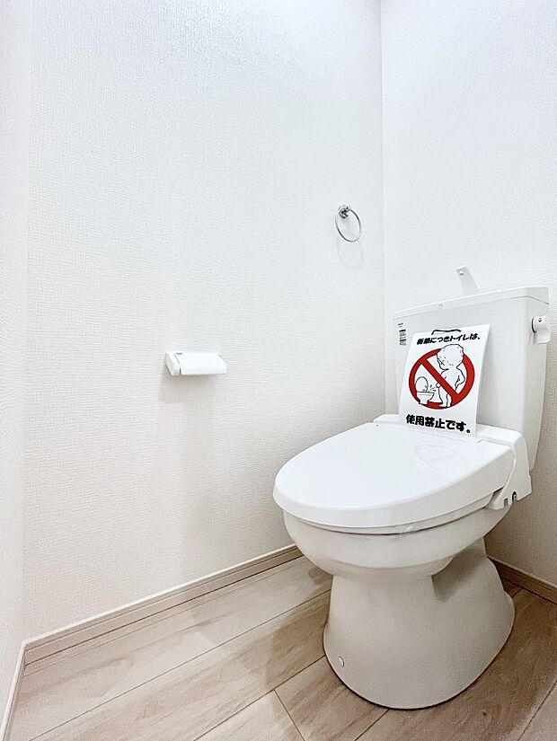 ◆1号棟◆~Toilet~ 清潔感のある水回り♪トイレはウォシュレット付きです◎トイレは毎日使わざるを得ないもの。いつも清潔を保ちたいですね。トイレが2ヶ所あるので朝の混雑時に便利です!