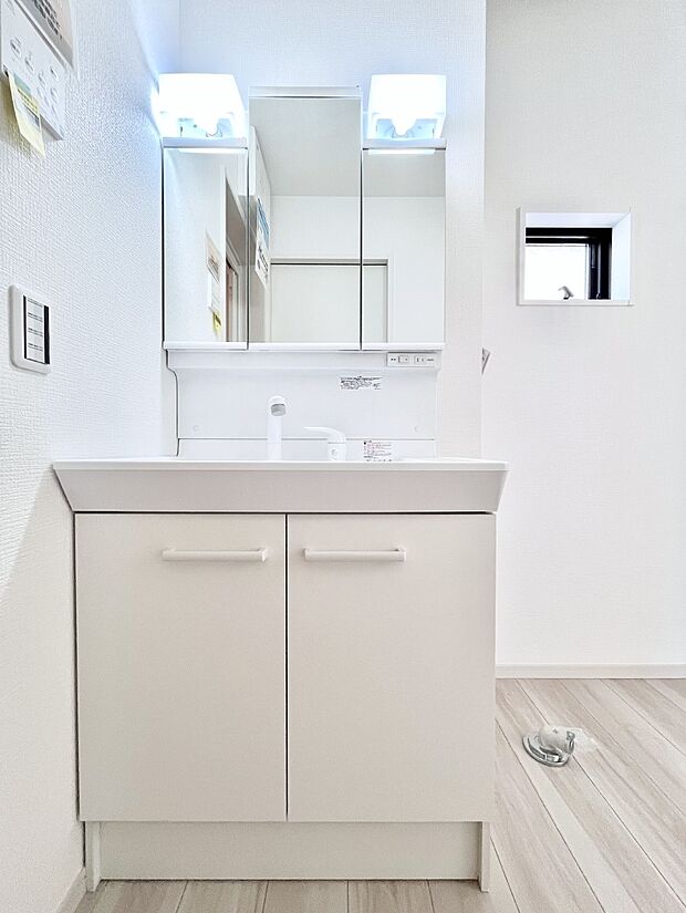 収納力と機能性に優れた洗面化粧台