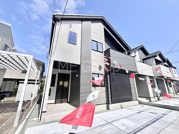 ◆1号棟◆~Exterior~ 堂々たる趣ながら、主張し過ぎずどこか余裕を感じさせるシャープなフォルムで佇む邸宅は、晴天の空と照らし合わせる事で、本来あるべき完成形の姿を見せてくれます。