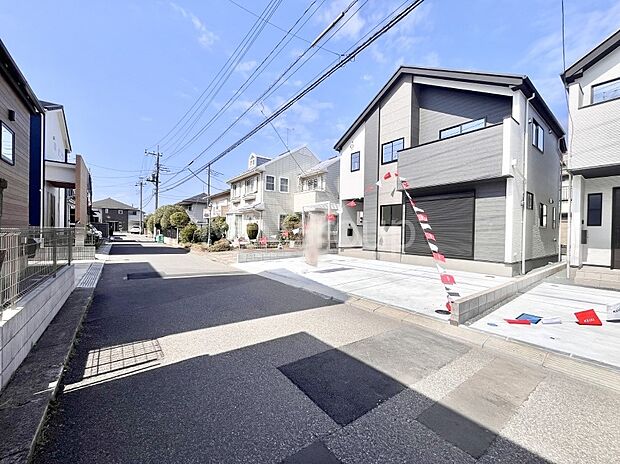 ~Exterior~ 前面道路:南 5m 公道 前面道路は閑静な住宅地をはしる車通りの少ない道路。駐車の出し入れもらくらくです!ご不明点・現地見学のご希望は、お気軽にお問い合わせください!