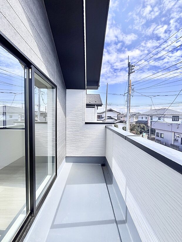 ◆1号棟◆~Balcony~ バルコニーは温かい陽がさしこみ、お布団や洗濯物を気持ちよく干すことができます。使いやすく開放的なバルコニーです♪陽ざしがたっぷり降り注ぐ、バルコニー付き住まい。