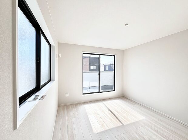 ◆1号棟◆~Bed Room~ 「今日も一日お疲れ様」とご夫婦でゆったりくつろげる寝室。毎日の家事やお仕事に疲れた日はフカフカのベットで癒されてください。テレビや本棚をおいても快適な広さが自慢♪
