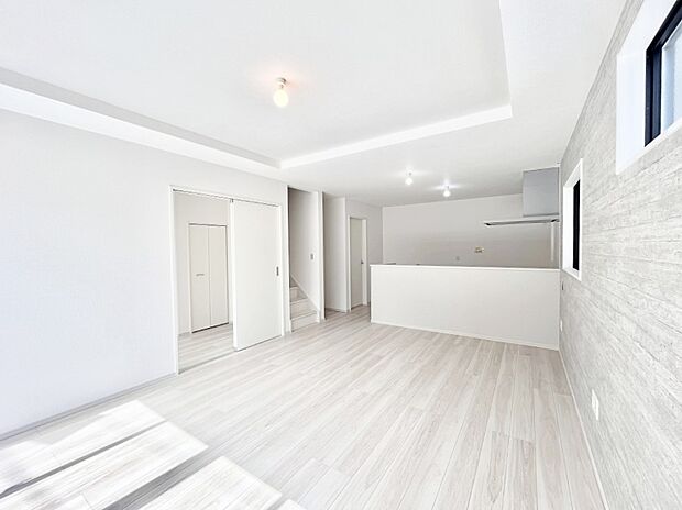 ◆1号棟◆～Living～　家族の食事や団らんのほか、子どもを遊ばせたり、友人を招いたりするLDKは住まいの中心。長時間過ごす場所だから、その空間は住まい全体の居心地を左右します。