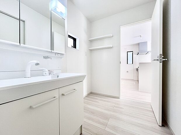 ◆1号棟◆～Dressing Room～  清潔感溢れる色合いで統一されていると、スッキリと整った印象をうけます。鏡の裏にはたっぷりと収納スペースを標準装備！水廻りは、シンプルかつ機能性を重視して。