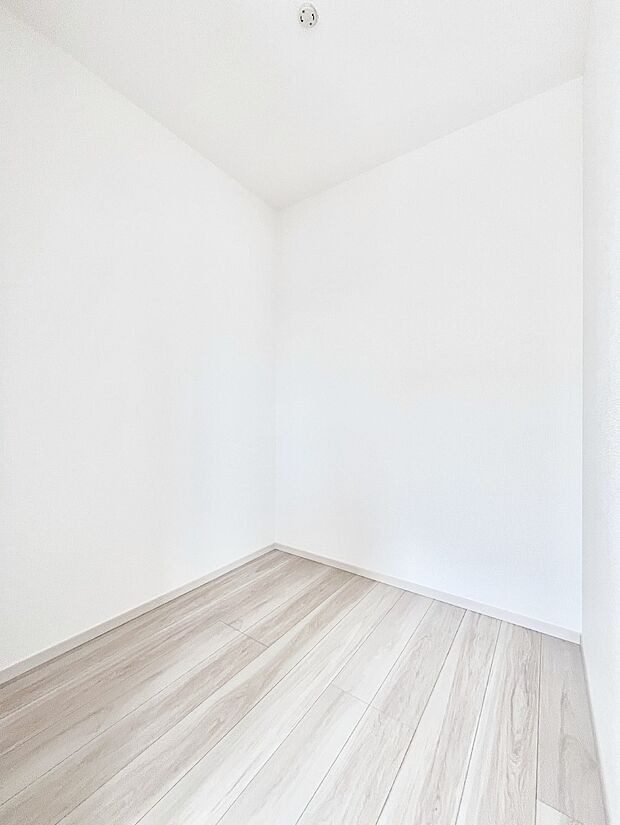 ◆1号棟◆~Walk-in Closet~ たくさんの洋服をかけてもシワになりにくいウォークインクローゼット。洋服以外にも、普段使わない家電やスーツケース、ストック品など何でも片付く嬉しい空間です。