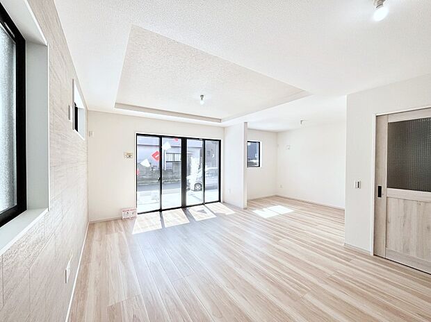 明るい陽光が注ぎ、寛ぎの雰囲気に満たされるリビング・ダイニング。