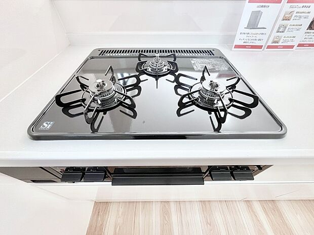 ガスコンロはＳｉセンサー搭載。火力調節や焦げ付き・消し忘れも防いでくれます。