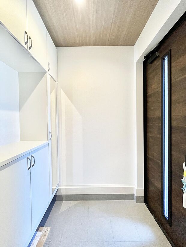 明るい玄関はお客様をお出迎えするのにぴったりです！ 