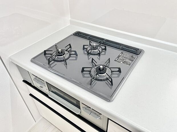 ガスコンロはＳｉセンサー搭載。火力調節や焦げ付き・消し忘れも防いでくれます。