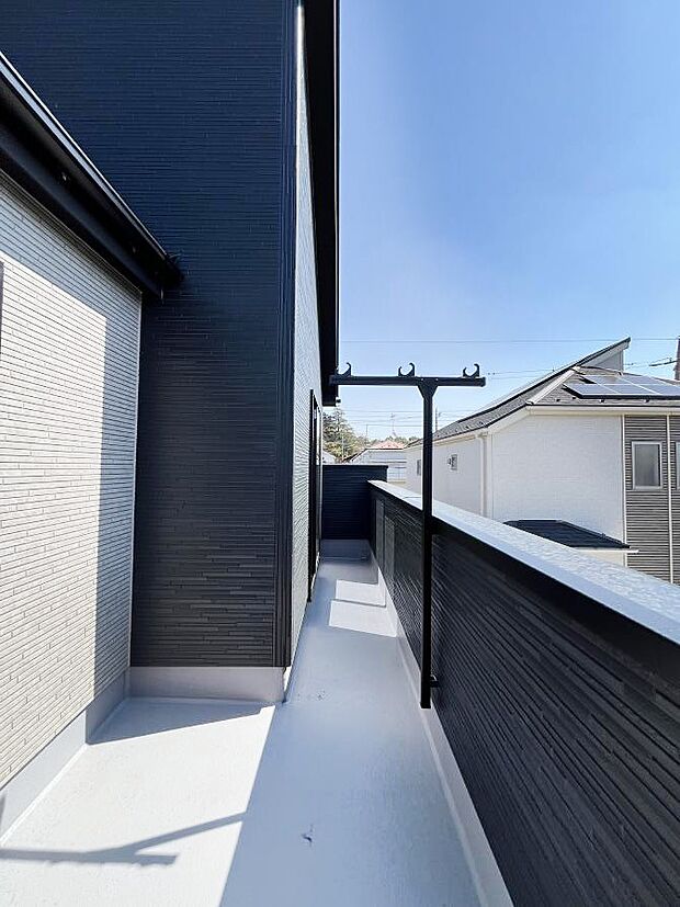 暖かな陽光が降り注ぐバルコニーはお洗濯におすすめ。爽やかな風も心地よいです。