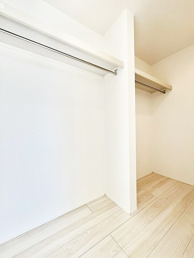 衣類をハンガーに掛けたまま収納できるWIC。衣類の整理整頓がしやすくて便利です!