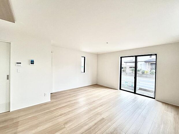 明るい陽光が注ぎ、寛ぎの雰囲気に満たされるリビング・ダイニング。 