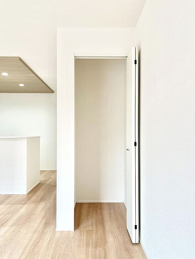 リビング収納。ここに収納があると物が集まるLDKがスッキリ片付きそうですね。