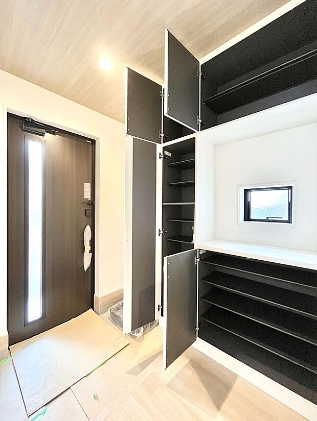 たっぷり収納できるシューズボックスで家族全員の靴も、玄関すっきり。