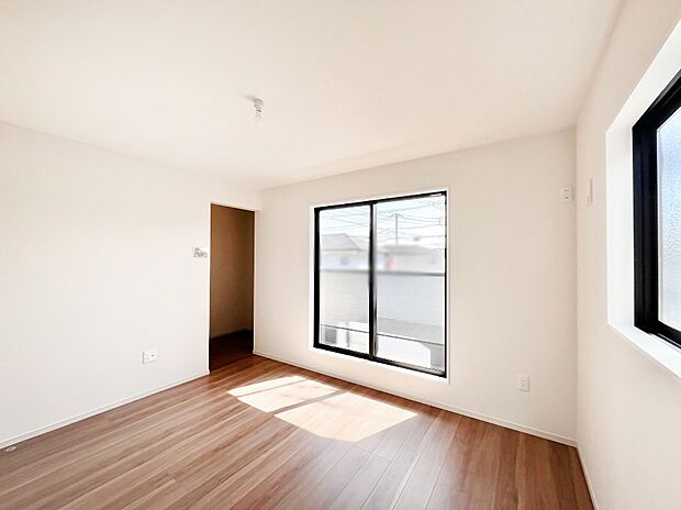 明るいバルコニーサイドに洋室を設置。目覚めの良い寝室に。