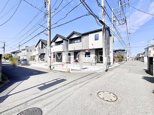～Exterior～　前面道路： 南 5m 公道、東 4m 公道　住宅地になっているので車量も少なく、静かな立地です。子育て環境も良好です♪♪周辺環境もあわせてご案内させて頂きます。