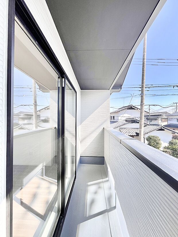 ~Balcony~ バルコニーは温かい陽がさしこみ、お布団や洗濯物を気持ちよく干すことができます。 使いやすく開放的なバルコニーです♪陽ざしがたっぷり降り注ぐ、バルコニー付き住まい。