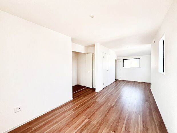 ライフスタイルに合わせて2部屋として利用できる広々とした洋室。