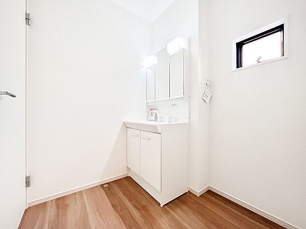 ~Dressing Room~ 暗くなりがちな洗面所も窓があると採光と換気が可能なので気持ちよくお使い頂けます。三面鏡タイプの洗面台は鏡裏収納で散らかりがちな洗面所もスッキリ♪