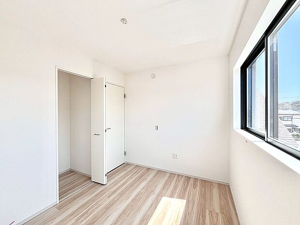 ～Bed Room～　部屋数が多いのが戸建てのメリットです。ご家族が増えたことで手狭に感じていた住まいも戸建てでは各居室プライバシーを保つことができます。住まいにゆとりが生まれ心もリラックスできます♪