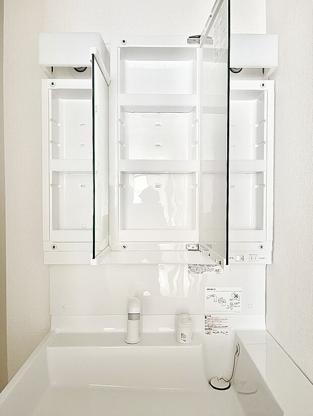 三面鏡の裏に、化粧品や衛生用品などを収納可能。洗面台をすっきりと保ちます!※2号棟同仕様